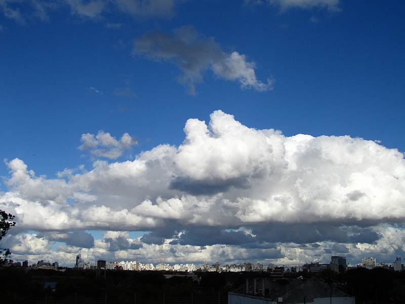 Тучи ходят хмуро над Монтевидео